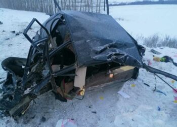 Водитель легковушки погиб, влетев в фургон на трассе в Альметьевском районе