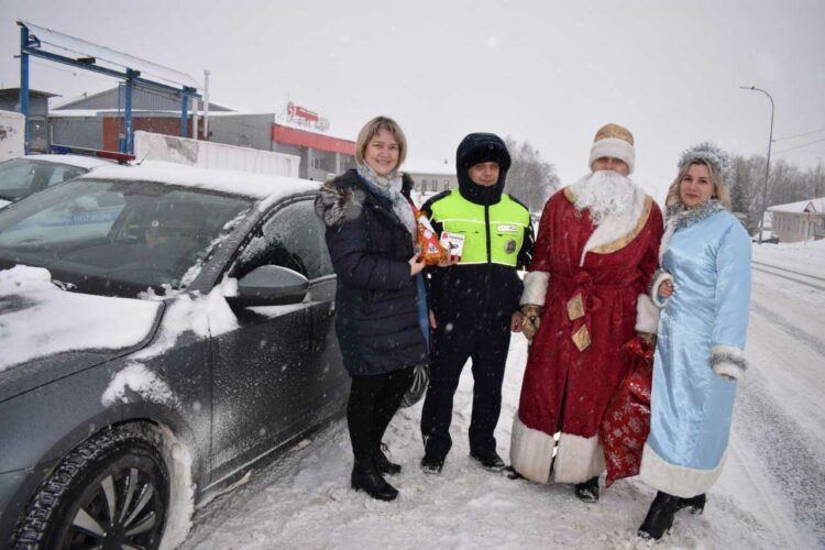 В Татарстане автоинспекторы и Дед Мороз раздали водителям подарки
