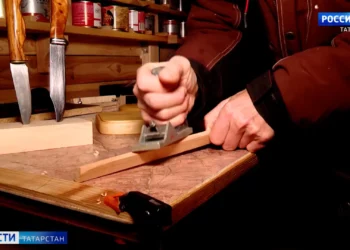 В Татарстане слепой столяр мастерит уникальные разделочные доски и светильники