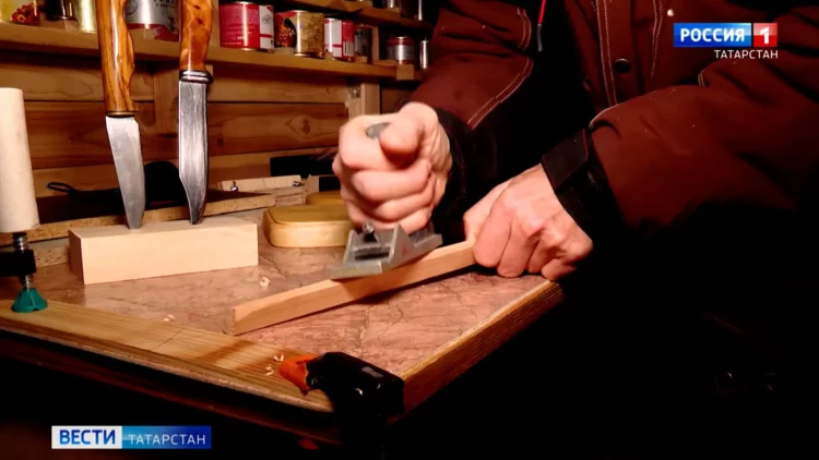 В Татарстане слепой столяр мастерит уникальные разделочные доски и светильники