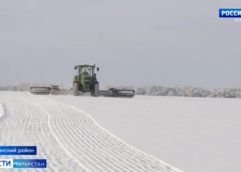 Спасти будущий урожай: аграрии Татарстана вспахивают поля спецтехникой из-за ледяной корки