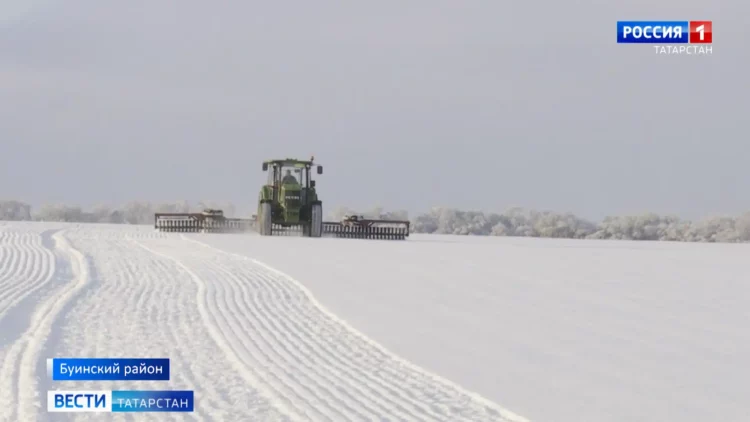 Спасти будущий урожай: аграрии Татарстана вспахивают поля спецтехникой из-за ледяной корки