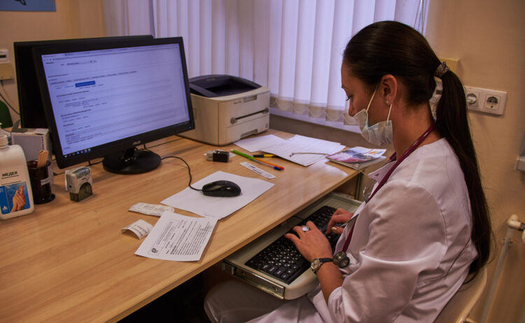 Врач рассказал, о какой болезни может сигнализировать запах изо рта