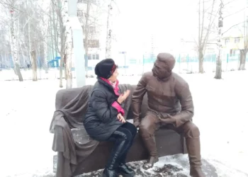 В Челнах возле школы появился бронзовый памятник Иосифу Сталину