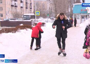 Татарстан сковала гололедица: журналист Вестей проехал по улицам Казани на коньках