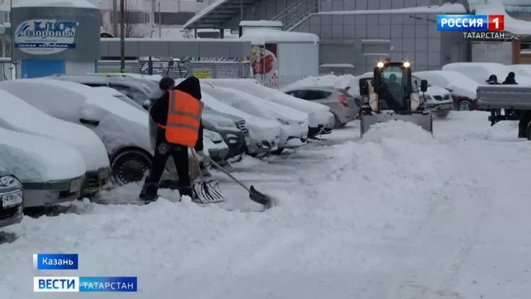 В Татарстане устраняют последствия сильнейшего снегопада