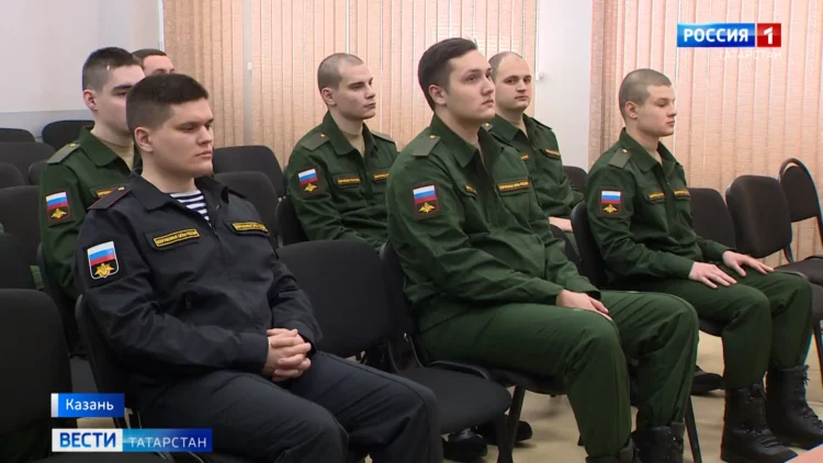 Спасти будущий урожай: аграрии Татарстана вспахивают поля спецтехникой из-за ледяной корки