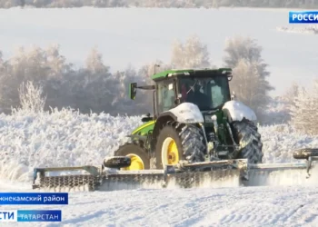 В Татарстане сельхозтехника вышла на поля, чтобы спасти озимые от наледи