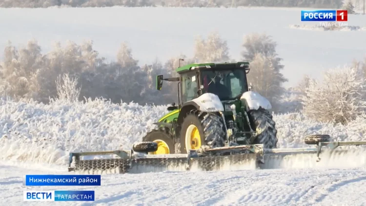 В Татарстане сельхозтехника вышла на поля, чтобы спасти озимые от наледи