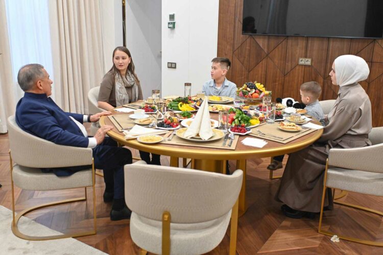 Минниханов встретился с детьми в рамках акции «Елка желаний»