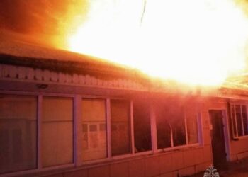 Ночью в Альметьевске загорелось кафе «Богатырь»
