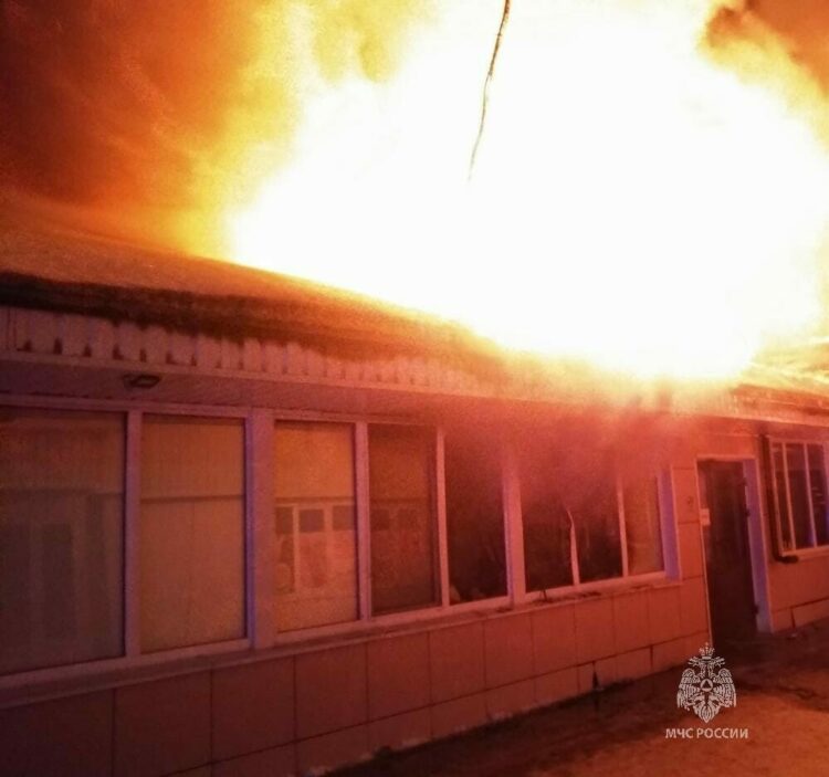 Ночью в Альметьевске загорелось кафе «Богатырь»