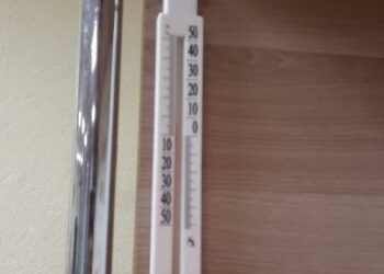 Жители Нижнекамска жалуются на неотапливаемые классы, где учатся их дети