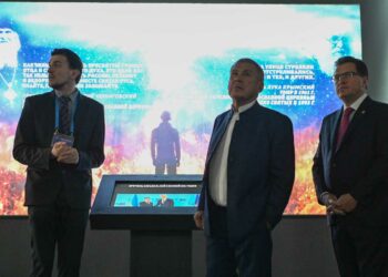 Рустам Минниханов посетил мультимедийную выставку «Украина. На переломах эпох»