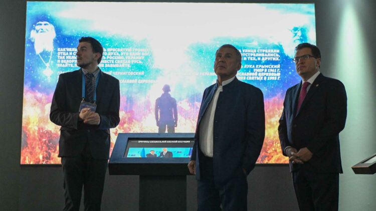 Рустам Минниханов посетил мультимедийную выставку «Украина. На переломах эпох»