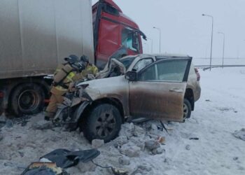 Молодая девушка и мужчина погибли при столкновении внедорожника и фуры на трассе в Татарстане