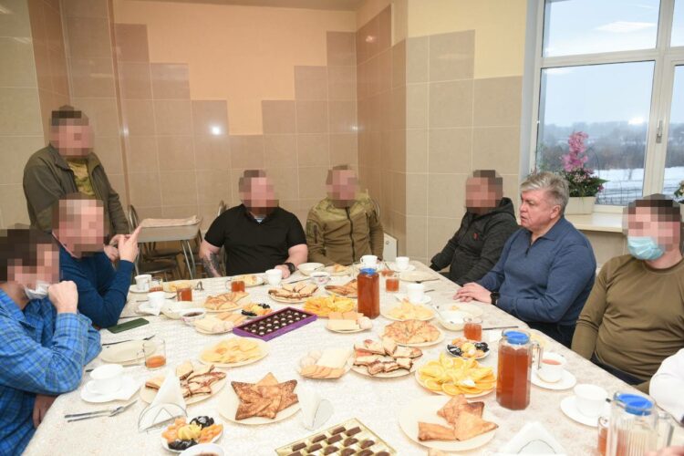 Магдеев навестил навестил участников СВО, проходящих лечение в Челнах