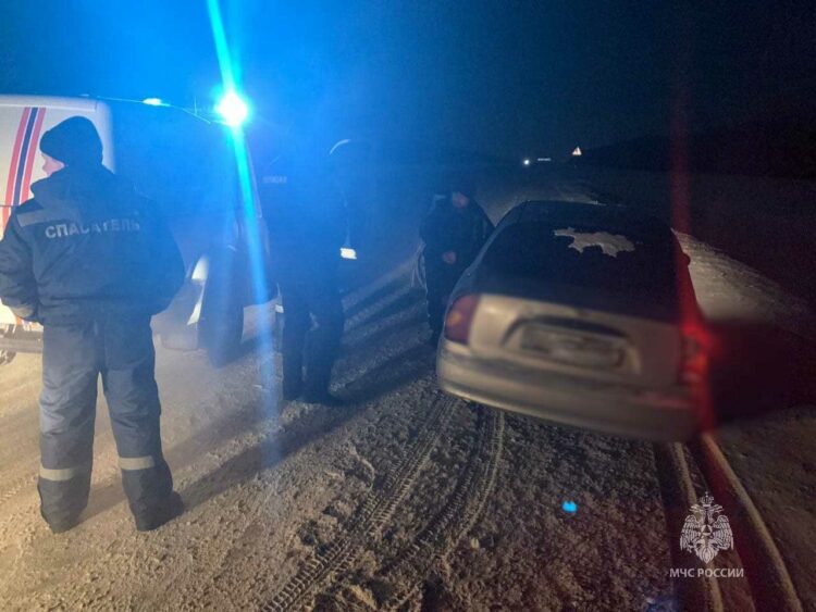 Сотрудники МЧС спасли двоих человек, которые застряли в лютый мороз на трассе в Татарстане