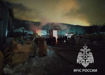 В Казани произошел пожар на складе прессованной бумаги на улице Тэцевская