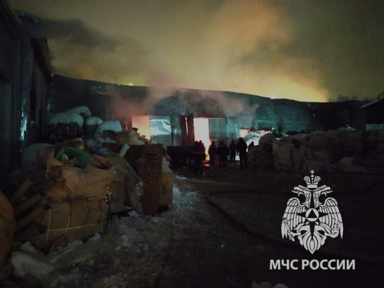 В Казани произошел пожар на складе прессованной бумаги на улице Тэцевская