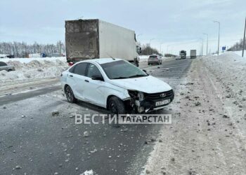Под Казанью легковушка влетела в грузовик, а после несколько раз перевернулась