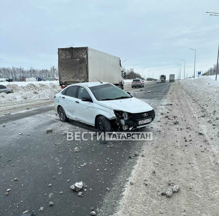 Под Казанью легковушка влетела в грузовик, а после несколько раз перевернулась