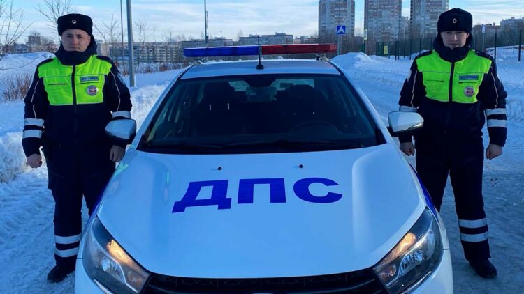 Жительница Казани поблагодарила автоинспекторов, которые сопроводили её до роддома