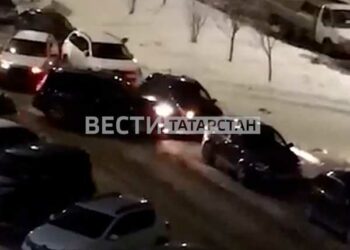 В Челнах водитель во время погони протаранил припаркованные машины