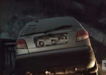 В Кукморе женщина за рулем едва не вылетела с моста — её авто повисло на заборе