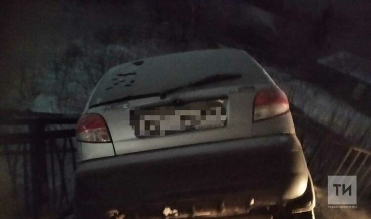 В Кукморе женщина за рулем едва не вылетела с моста — её авто повисло на заборе