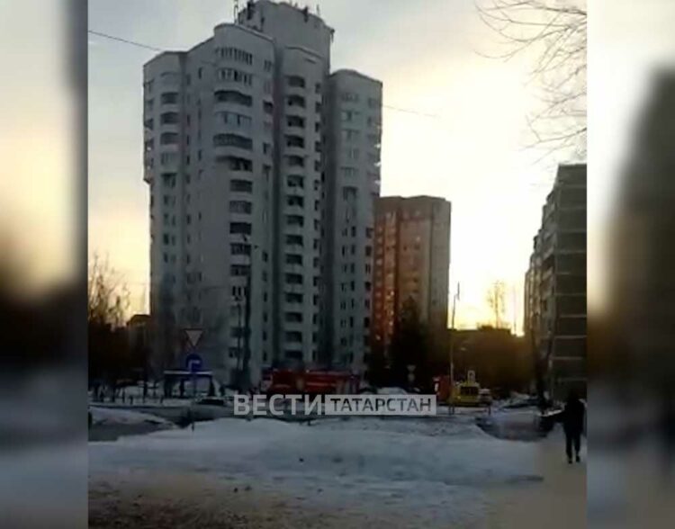 В Казани 11 человек эвакуировались из-за пожара в многоэтажке на Фучика