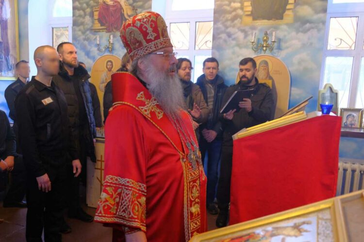 Владыка Кирилл провел литургию в исправительной колонии № 19