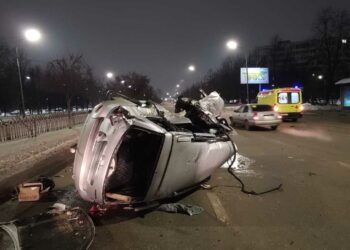 В Челнах водитель на скорости врезался в ограждение подземки и перевернулся