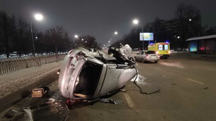 В Челнах водитель на скорости врезался в ограждение подземки и перевернулся