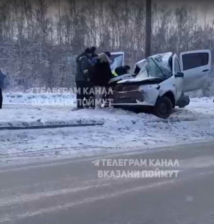 Легковушку буквально «намотало» на столб в результате ДТП в Зеленодольском районе
