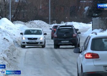 Дорога препятствий: единственный путь двух казанских поселков оказался практически завален снегом
