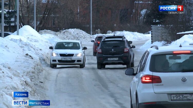 Дорога препятствий: единственный путь двух казанских поселков оказался практически завален снегом