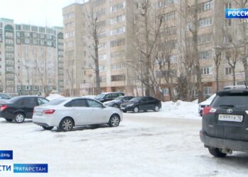 «У нас везде каменные джунгли»: незаконная парковка лишила жителей многоэтажки сквера