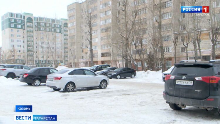 «У нас везде каменные джунгли»: незаконная парковка лишила жителей многоэтажки сквера