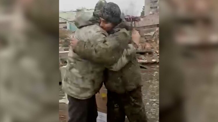 «Обещание сдержал»: мобилизованному жителю Буинска передали в зоне спецоперации бирку новорожденного сына