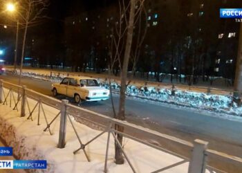 Полиция выясняет, почему водитель «Жигули» сбил женщину с 3 детьми в Казани