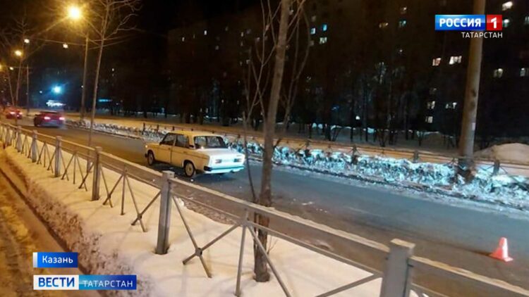 Полиция выясняет, почему водитель «Жигули» сбил женщину с 3 детьми в Казани