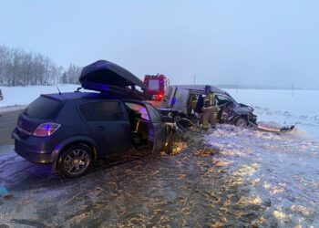 Два человека погибли, еще трое пострадали при столкновении иномарок на трассе