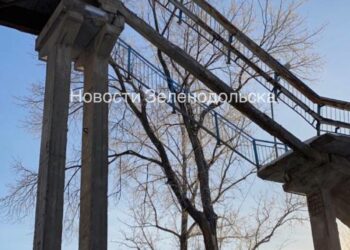 В Зеленодольске обрушился аварийный пешеходный мост
