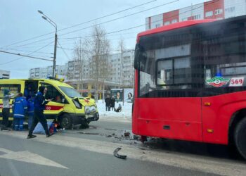 Один человек погиб, двое пострадали при столкновении «скорой» и автобуса в Казани