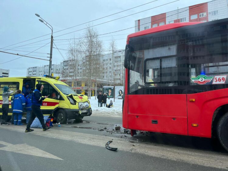 Один человек погиб, двое пострадали при столкновении «скорой» и автобуса в Казани