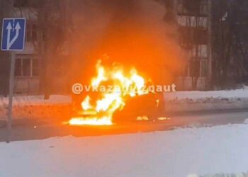 В Казани прямо посреди дороги вспыхнул автомобиль