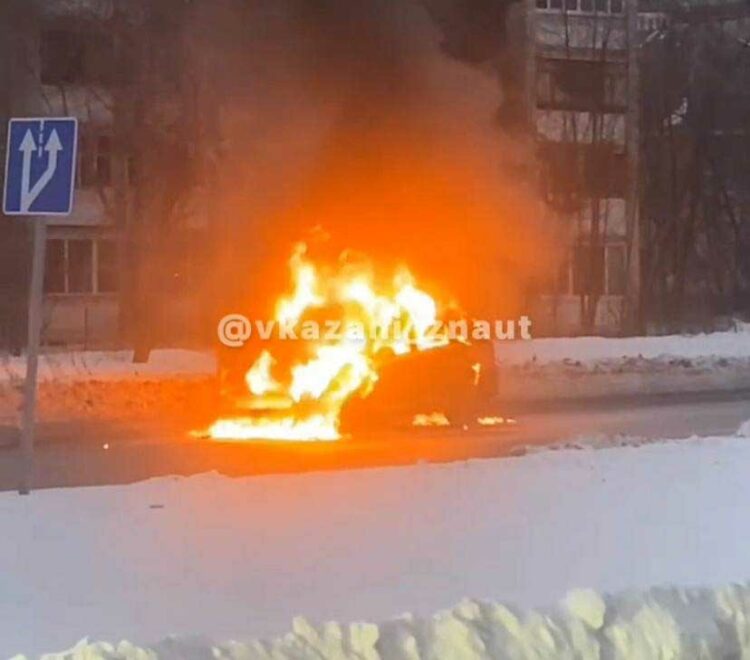 В Казани прямо посреди дороги вспыхнул автомобиль