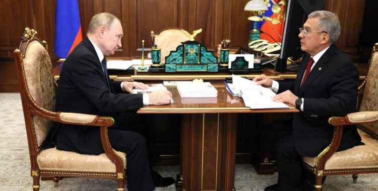 Путин провел встречу с Рустамом Миннихановым