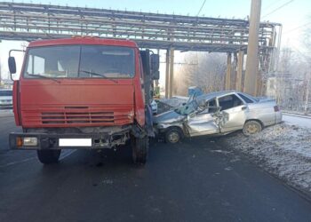 В Нижнекамске на промзоне мужчина на «ВАЗе» влетел в «КАМАЗ»